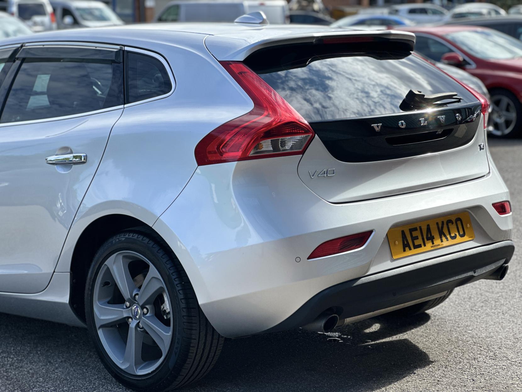 Volvo V40 1.6 T4 SE Lux Nav Hatchback 5dr Petrol Powershift Euro 5 (s/s) (180 ps)