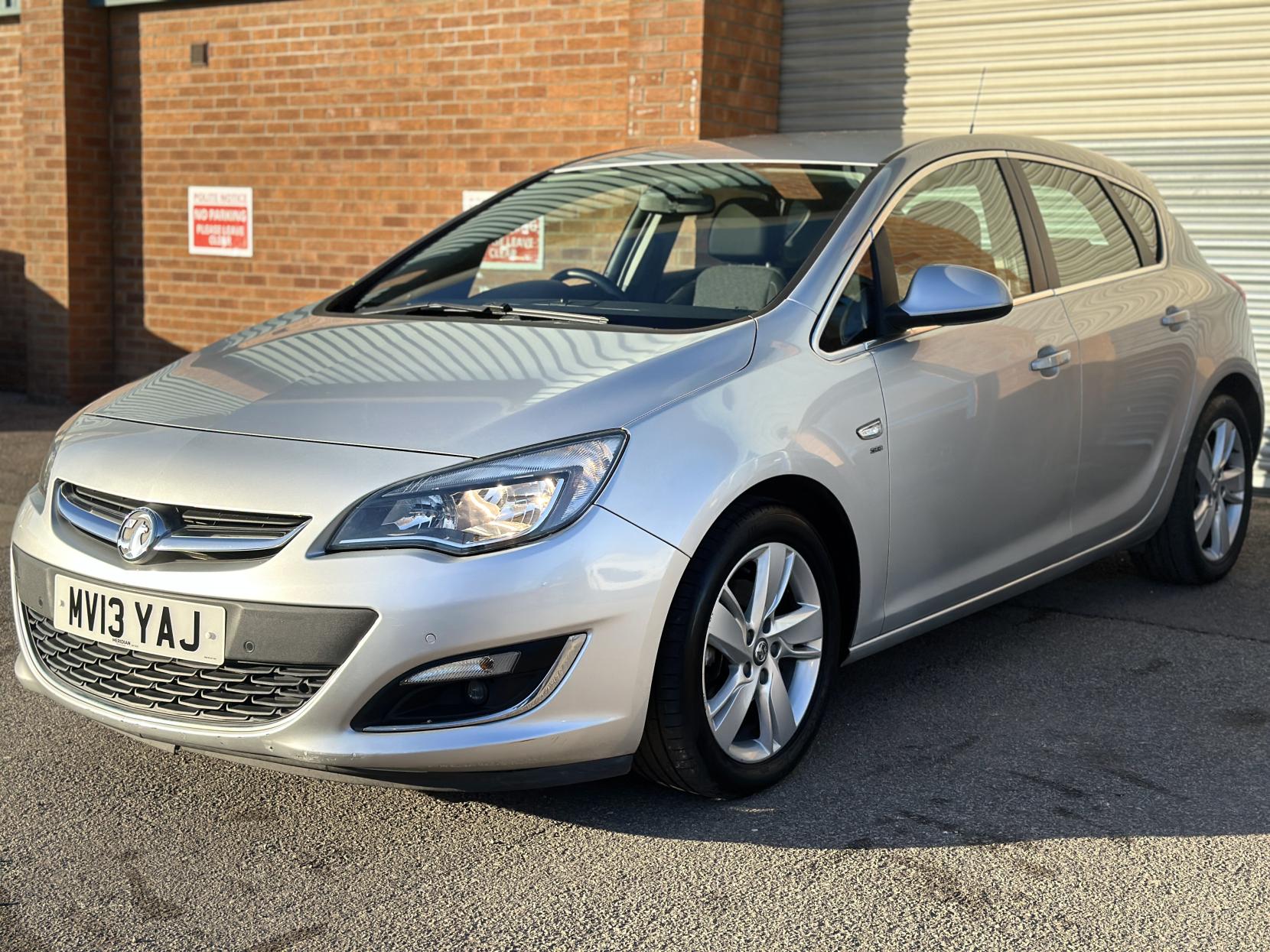 Vauxhall Astra 2.0 CDTi SRi Hatchback 5dr Diesel Auto Euro 5 (165 ps)