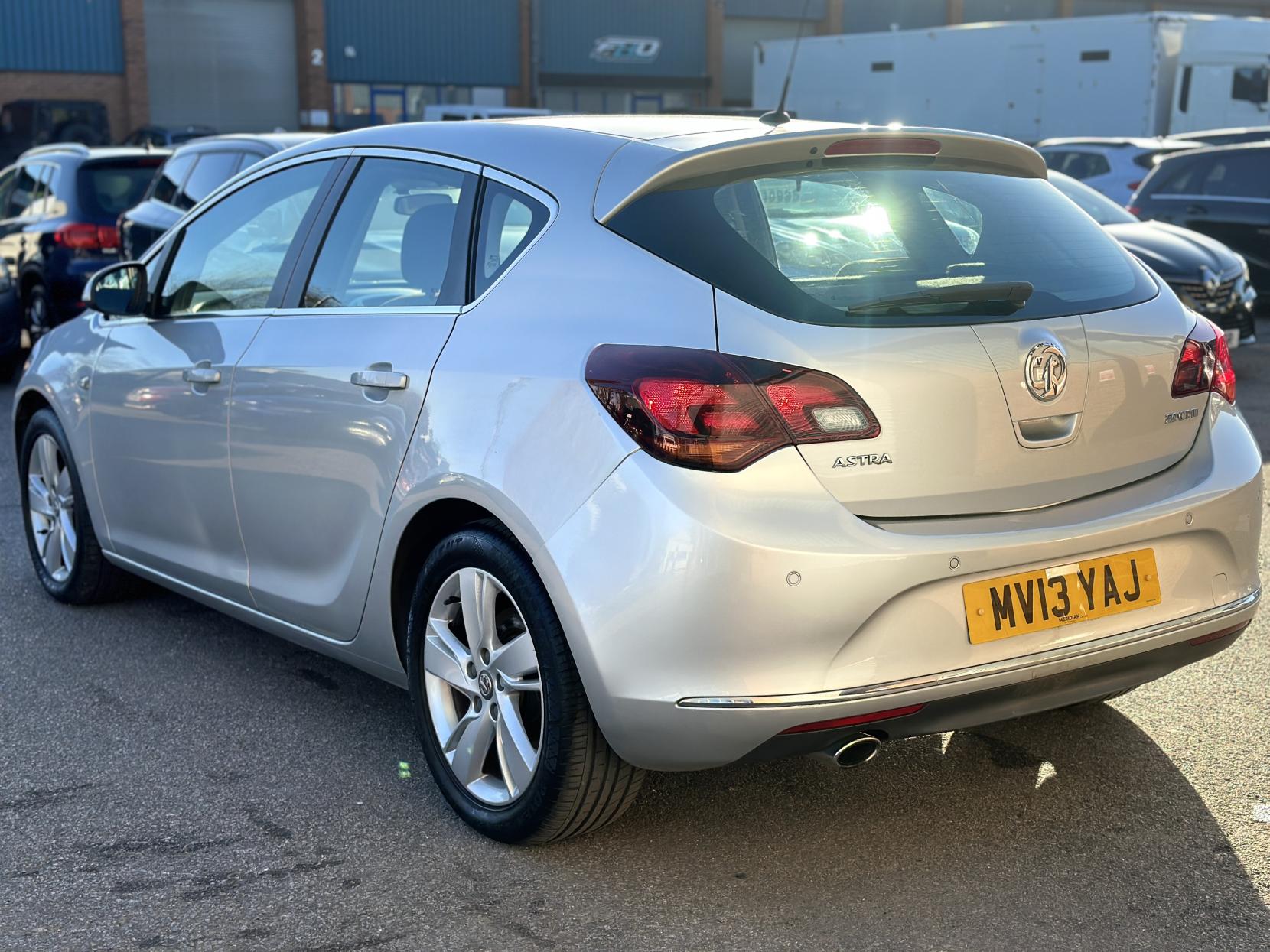 Vauxhall Astra 2.0 CDTi SRi Hatchback 5dr Diesel Auto Euro 5 (165 ps)