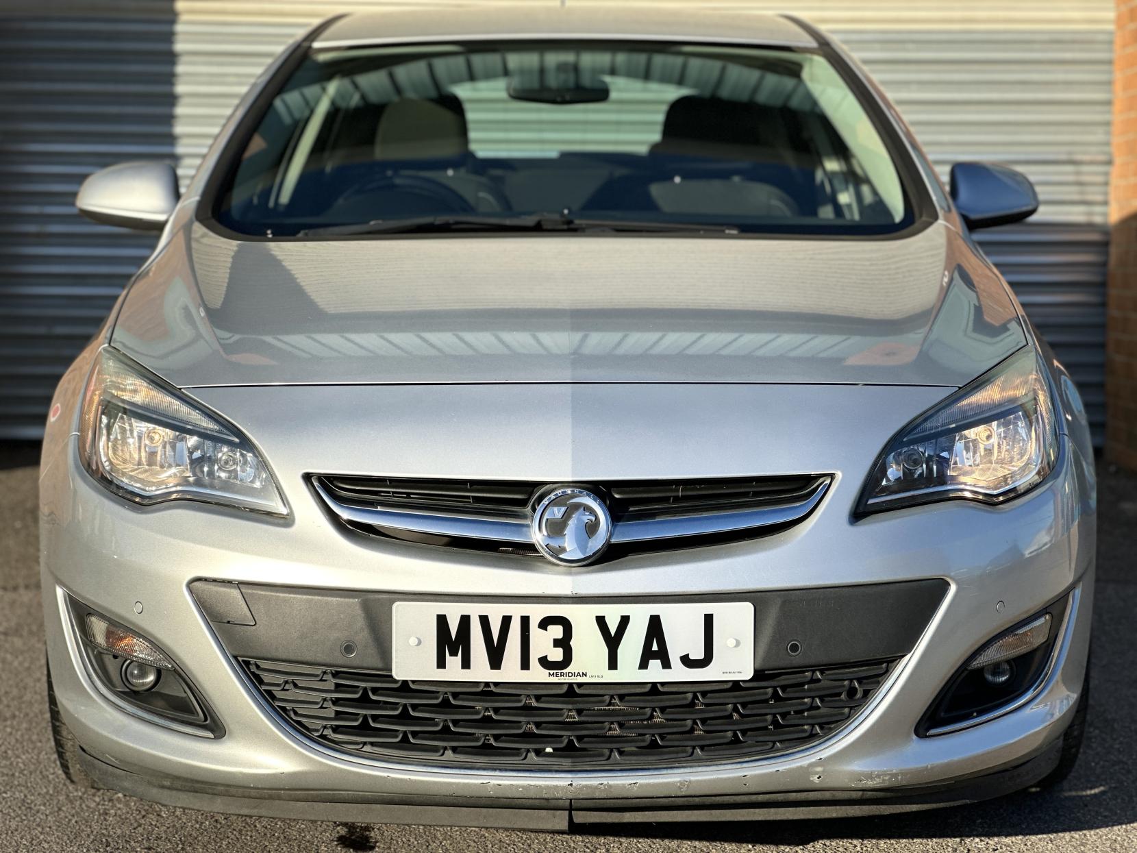 Vauxhall Astra 2.0 CDTi SRi Hatchback 5dr Diesel Auto Euro 5 (165 ps)