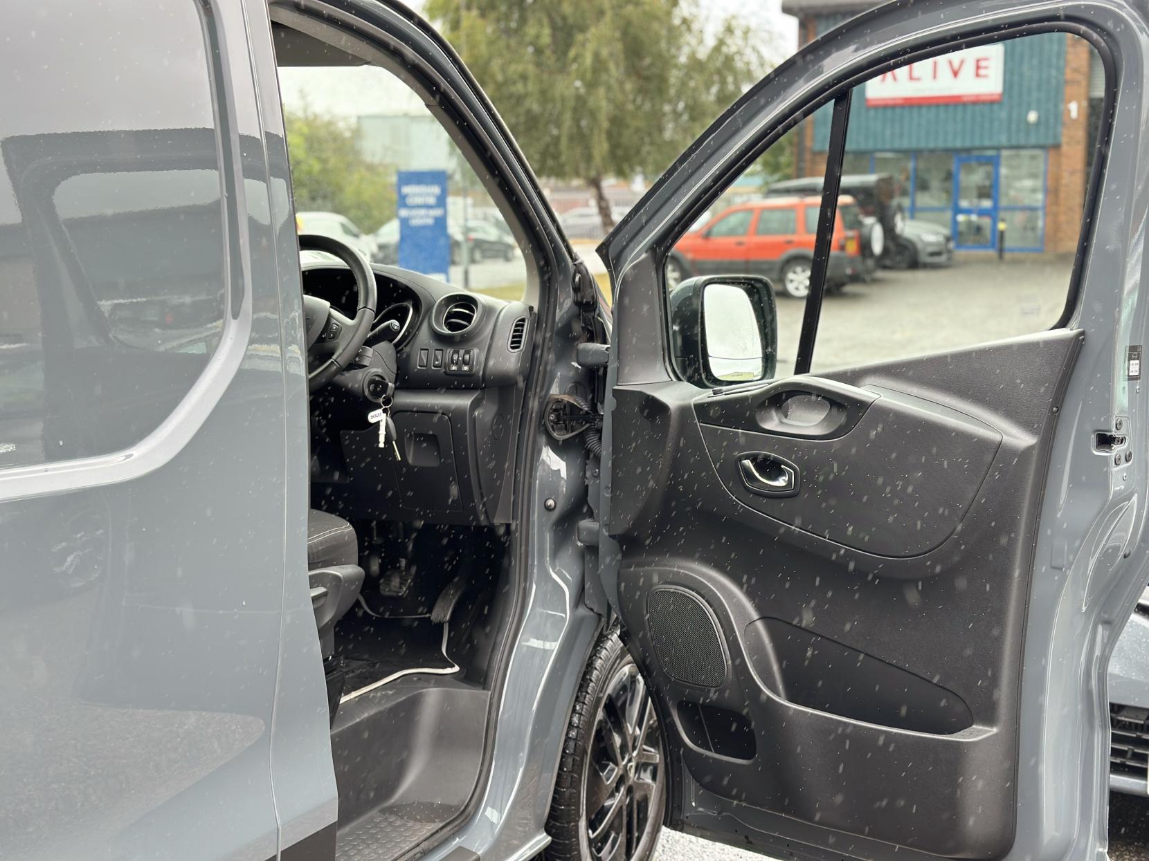 Renault Trafic 2.0 dCi ENERGY 28 Black Edition Panel Van 5dr Diesel Manual SWB Standard Roof Euro 6 (s/s) (145 ps)
