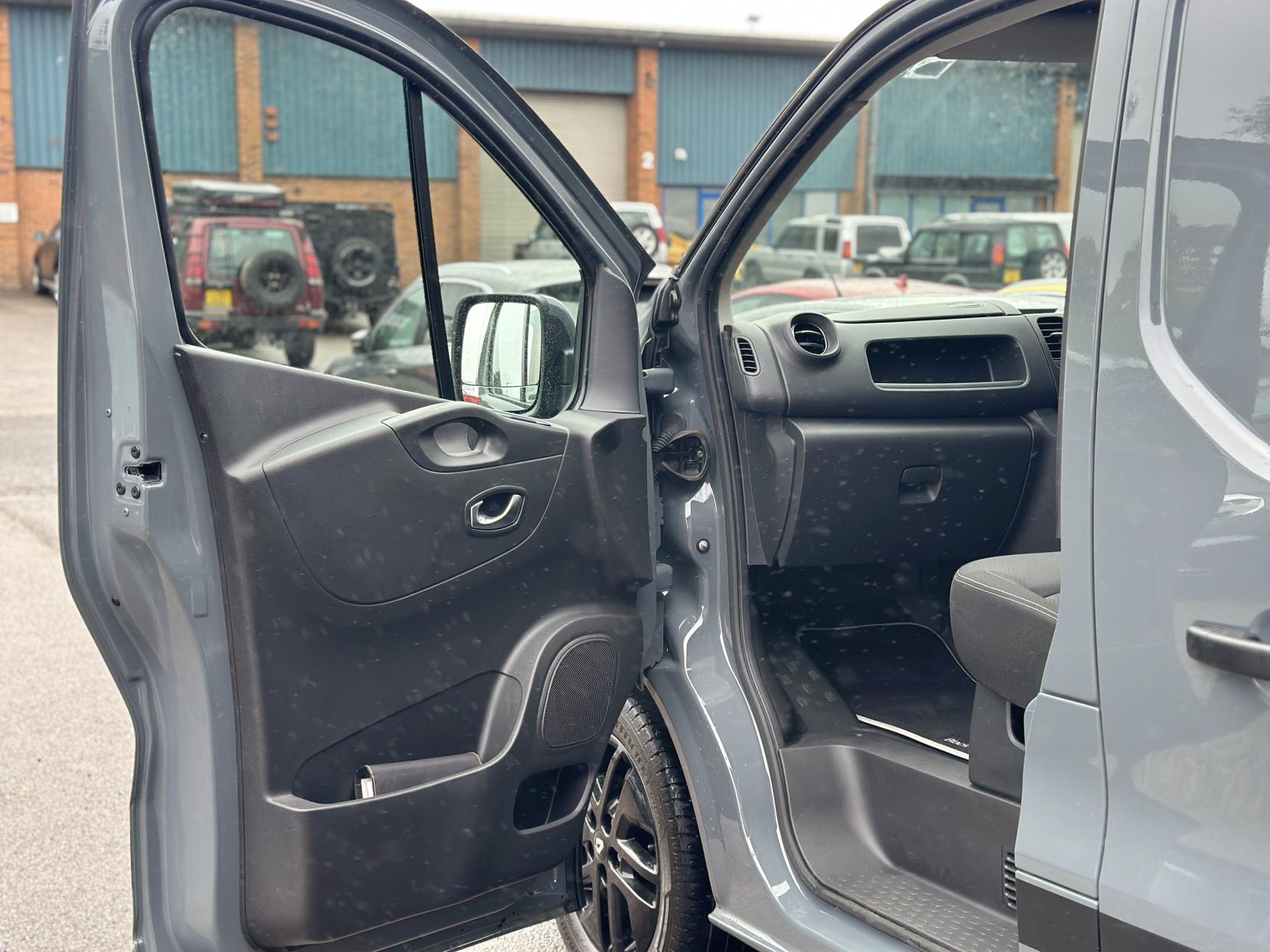 Renault Trafic 2.0 dCi ENERGY 28 Black Edition Panel Van 5dr Diesel Manual SWB Standard Roof Euro 6 (s/s) (145 ps)