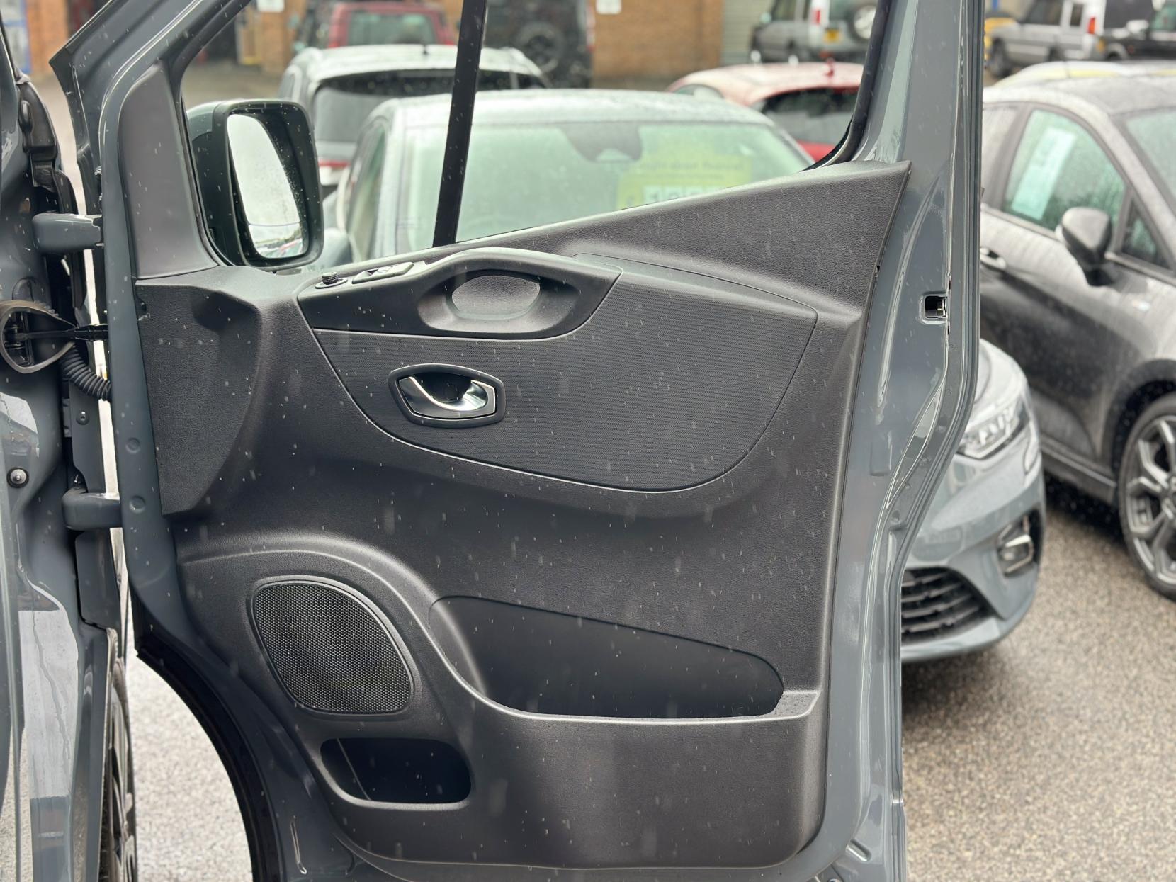 Renault Trafic 2.0 dCi ENERGY 28 Black Edition Panel Van 5dr Diesel Manual SWB Standard Roof Euro 6 (s/s) (145 ps)