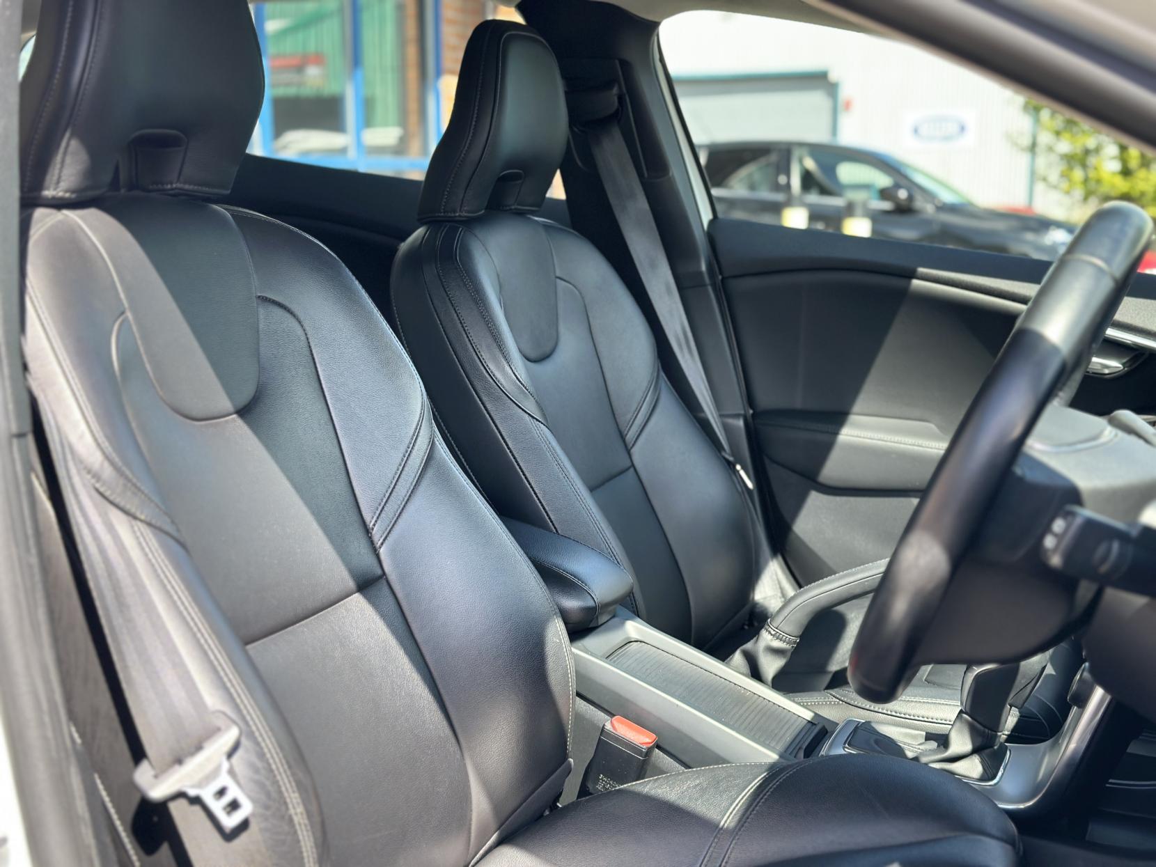 Volvo V40 2.0 D4 Inscription Hatchback 5dr Diesel Auto Euro 6 (s/s) (190 ps)