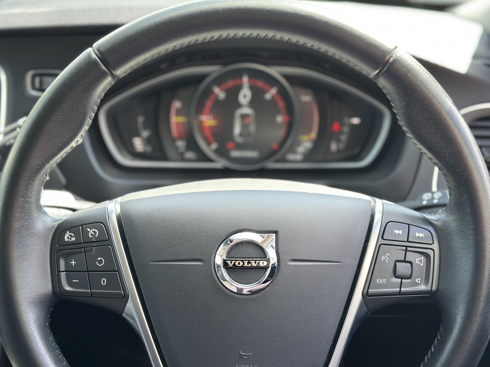 Volvo V40 2.0 D4 Inscription Hatchback 5dr Diesel Auto Euro 6 (s/s) (190 ps)
