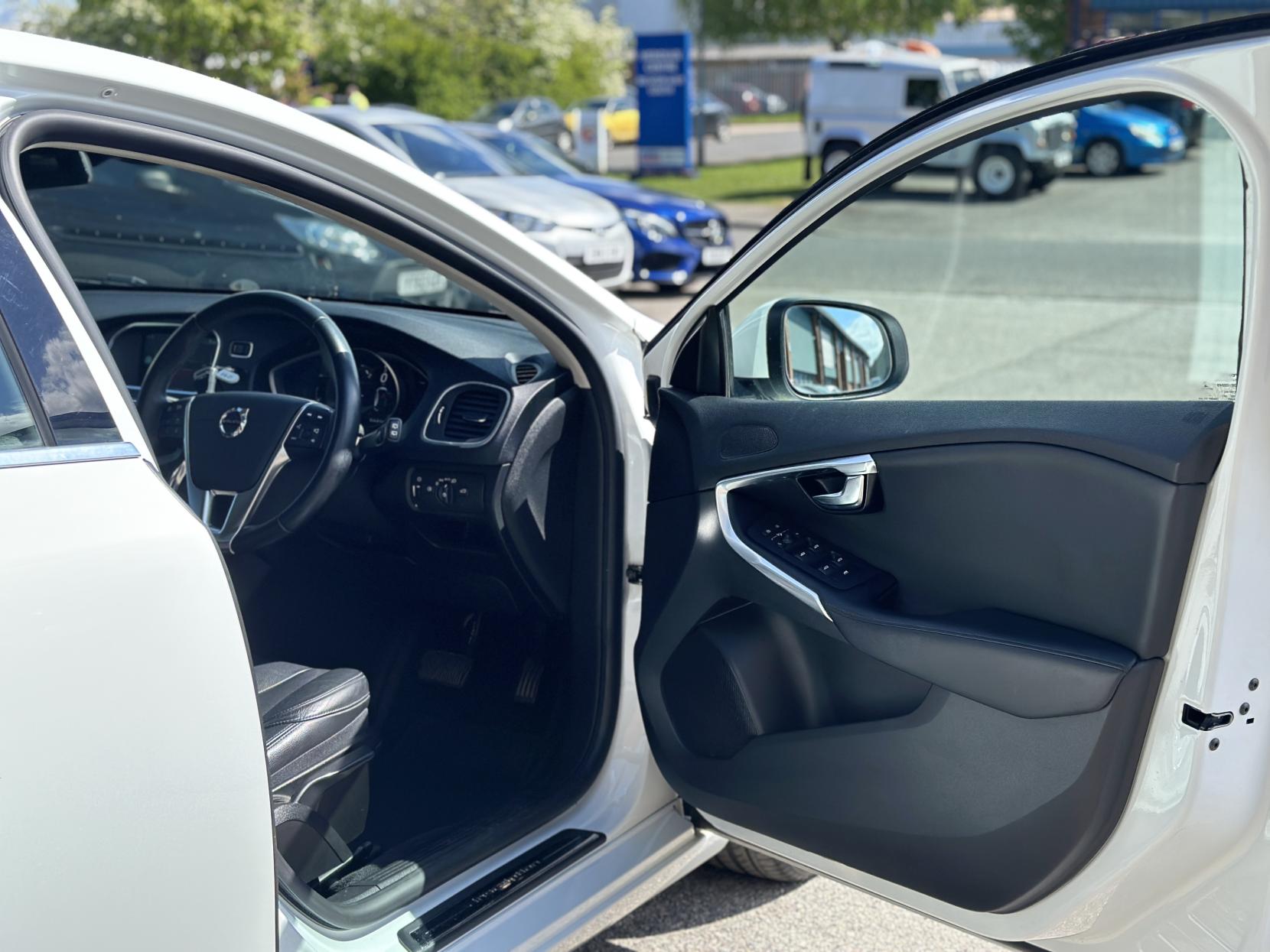 Volvo V40 2.0 D4 Inscription Hatchback 5dr Diesel Auto Euro 6 (s/s) (190 ps)
