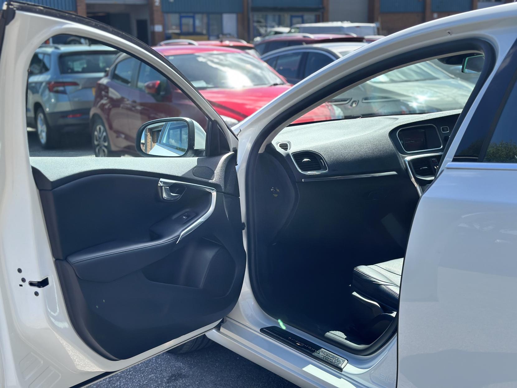 Volvo V40 2.0 D4 Inscription Hatchback 5dr Diesel Auto Euro 6 (s/s) (190 ps)