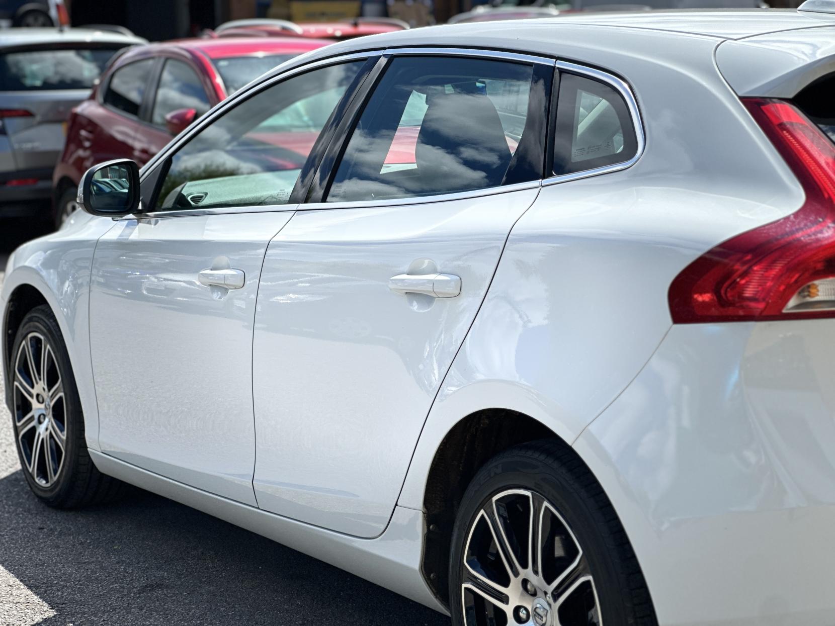 Volvo V40 2.0 D4 Inscription Hatchback 5dr Diesel Auto Euro 6 (s/s) (190 ps)