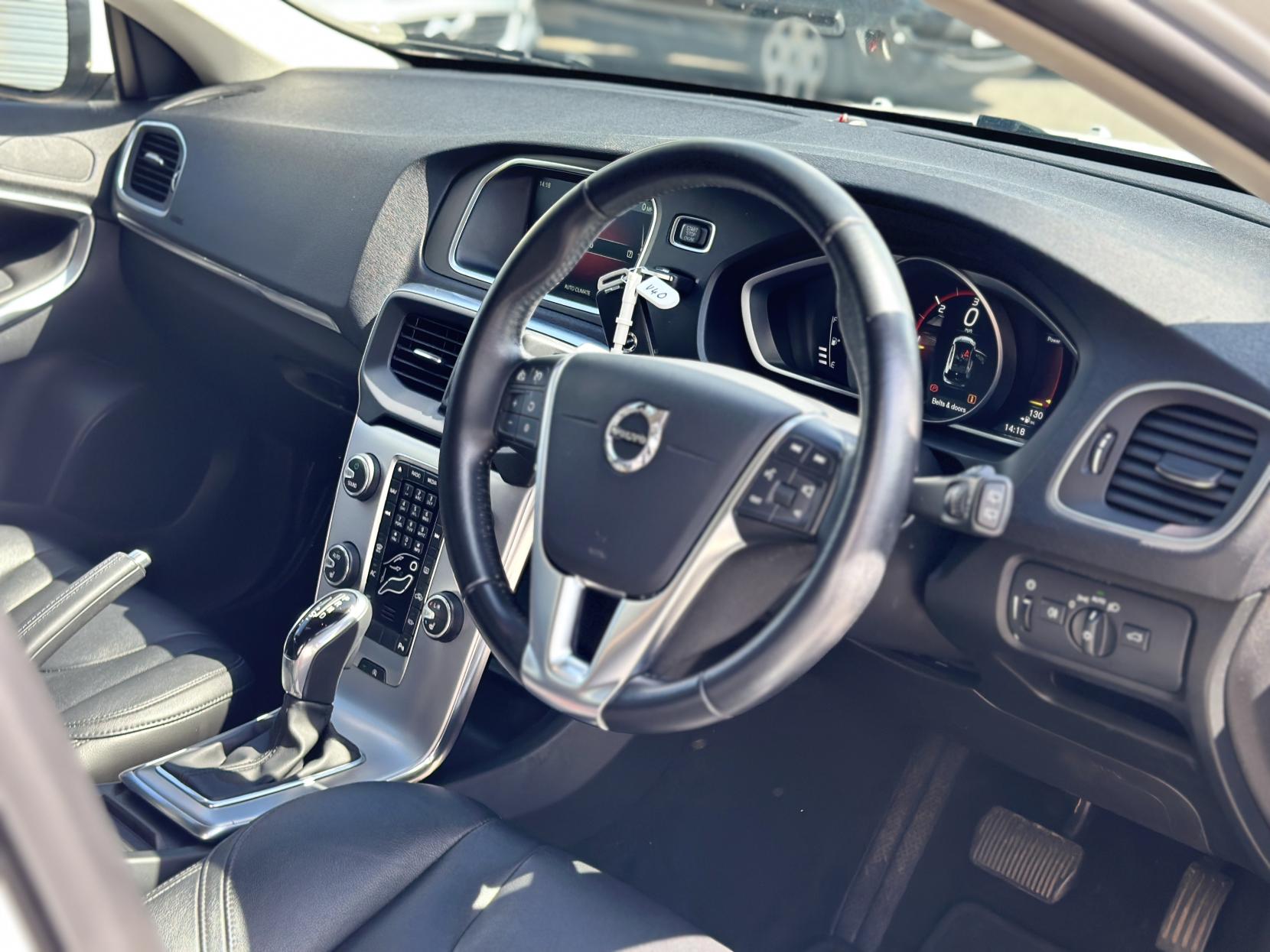Volvo V40 2.0 D4 Inscription Hatchback 5dr Diesel Auto Euro 6 (s/s) (190 ps)