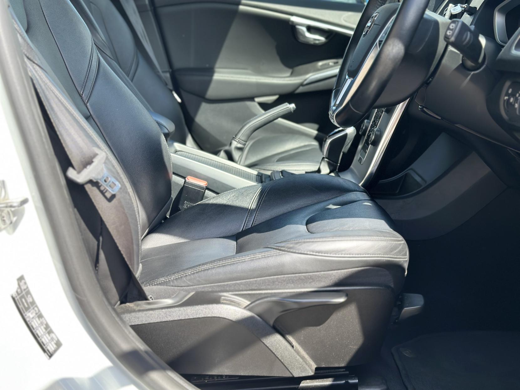 Volvo V40 2.0 D4 Inscription Hatchback 5dr Diesel Auto Euro 6 (s/s) (190 ps)