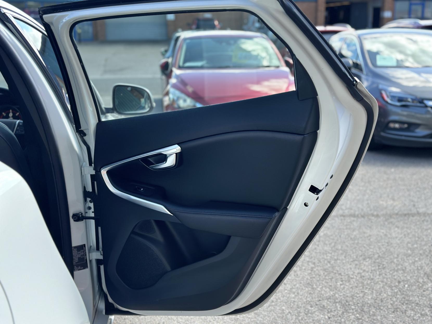 Volvo V40 2.0 D4 Inscription Hatchback 5dr Diesel Auto Euro 6 (s/s) (190 ps)