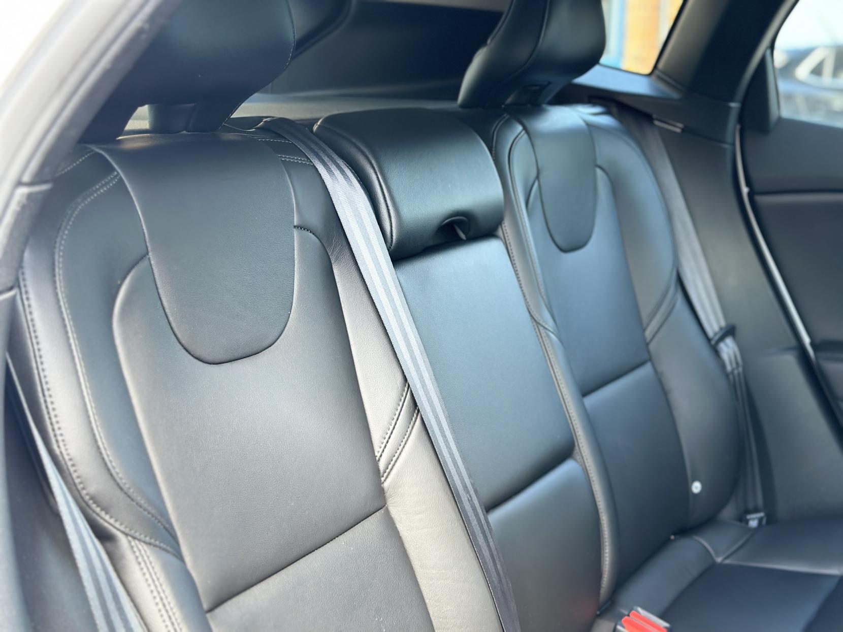 Volvo V40 2.0 D4 Inscription Hatchback 5dr Diesel Auto Euro 6 (s/s) (190 ps)