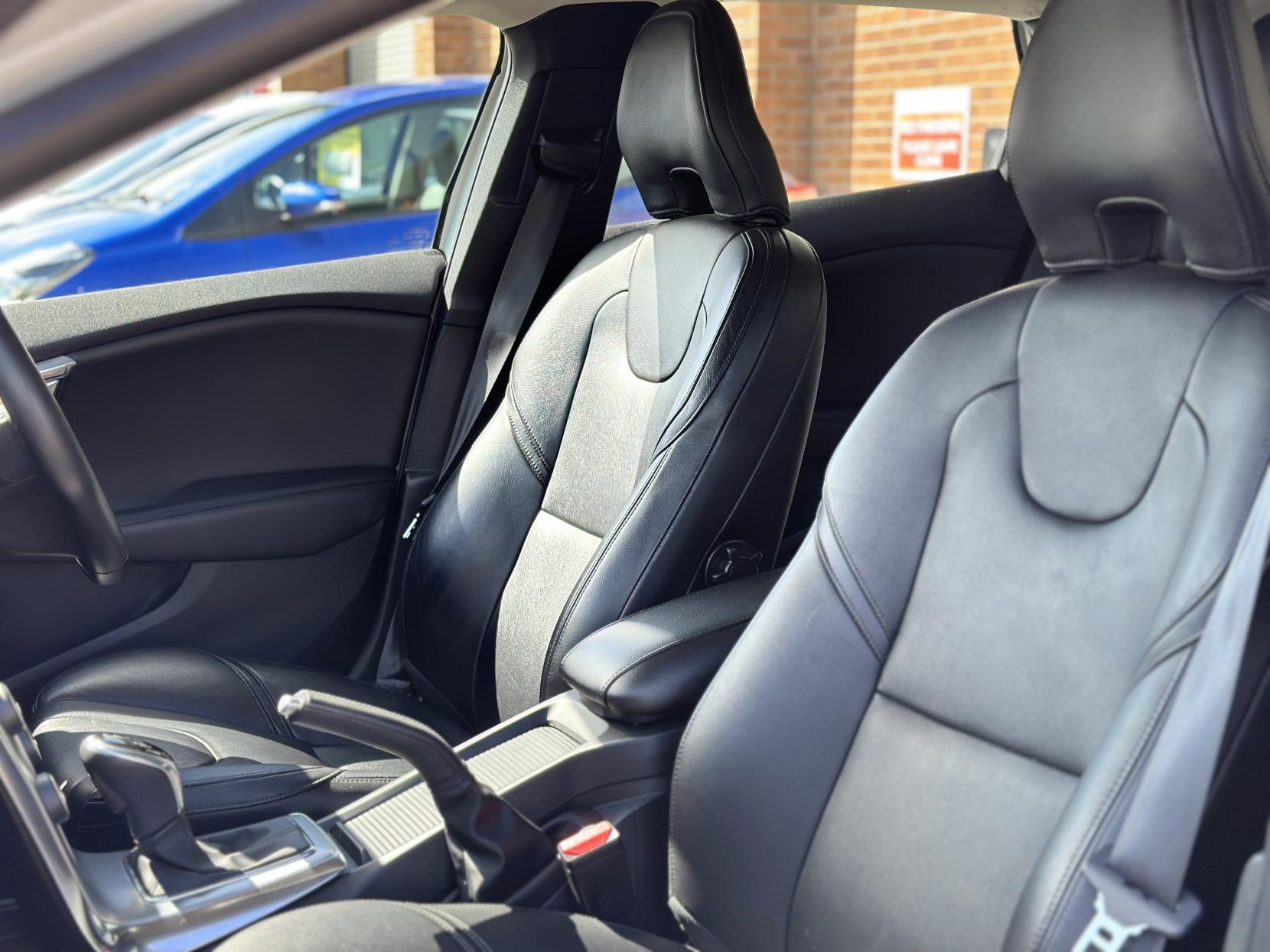 Volvo V40 2.0 D4 Inscription Hatchback 5dr Diesel Auto Euro 6 (s/s) (190 ps)