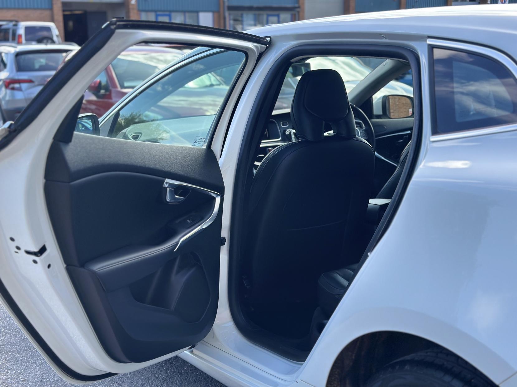 Volvo V40 2.0 D4 Inscription Hatchback 5dr Diesel Auto Euro 6 (s/s) (190 ps)