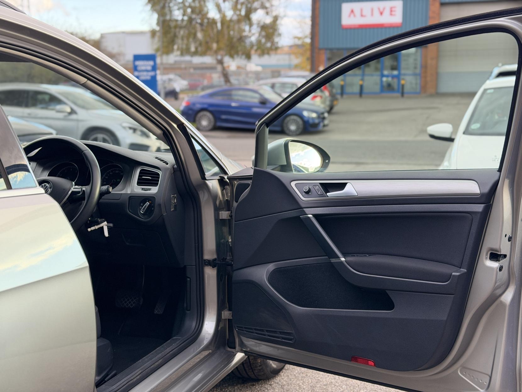 Volkswagen Golf 1.2 TSI BlueMotion Tech S Estate 5dr Petrol DSG Euro 5 (s/s) (105 ps)