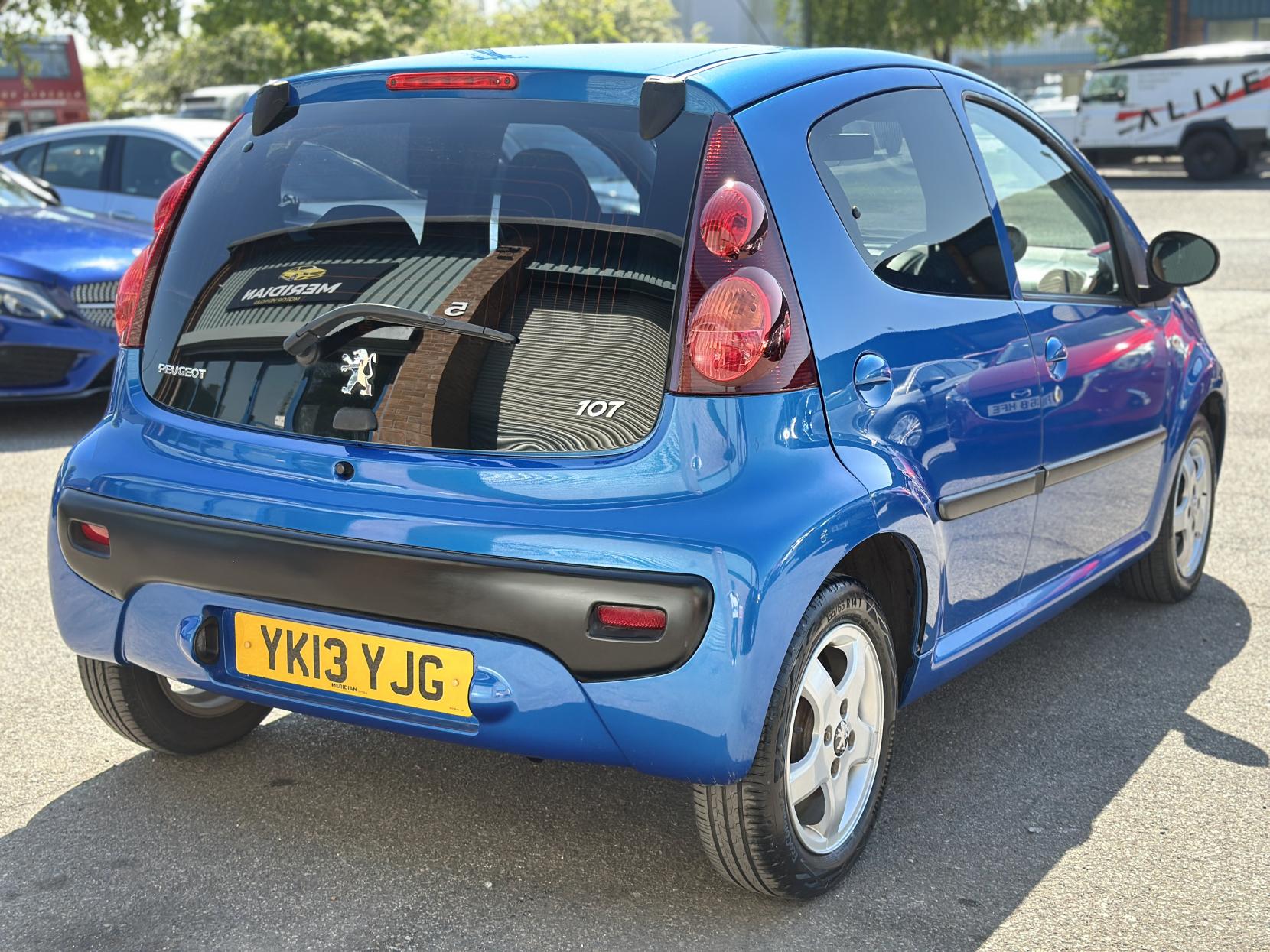 Peugeot 107 1.0 12V Allure Hatchback 5dr Petrol Manual Euro 5 (68 ps)