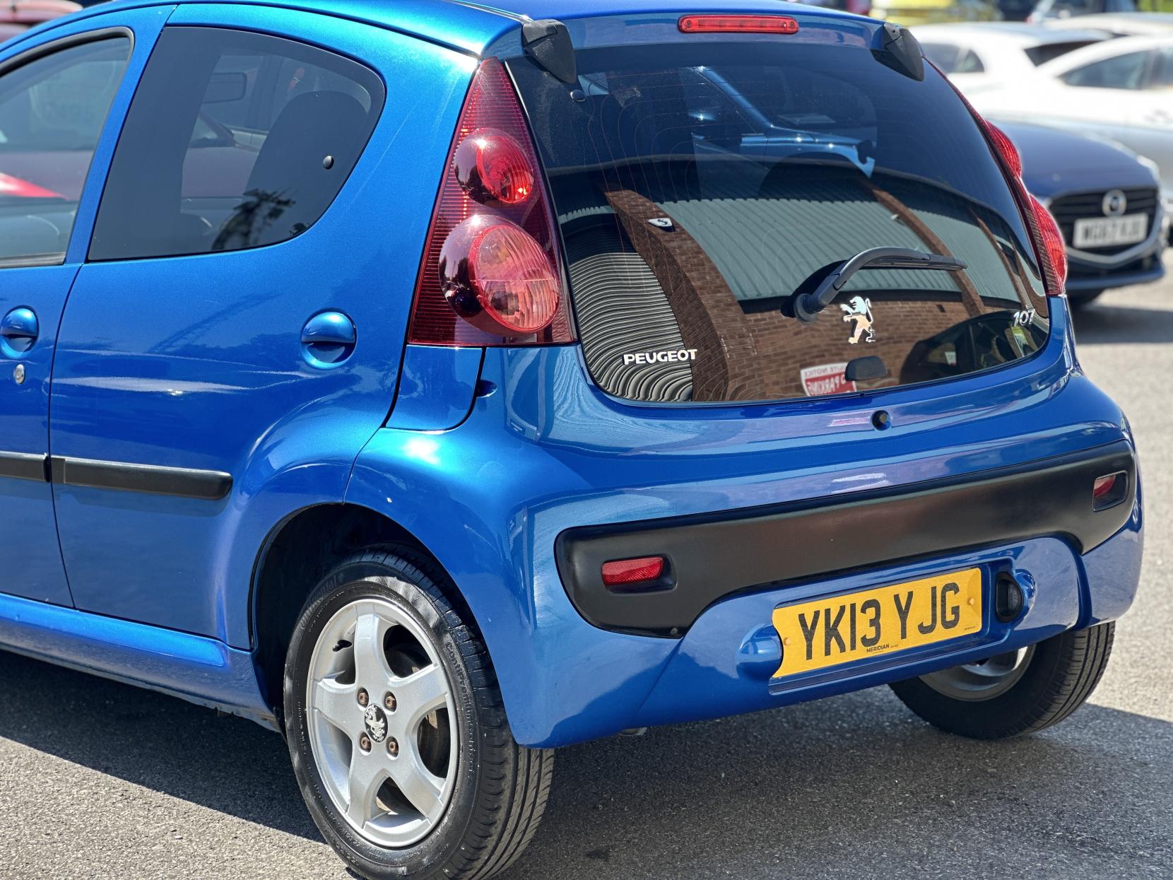 Peugeot 107 1.0 12V Allure Hatchback 5dr Petrol Manual Euro 5 (68 ps)
