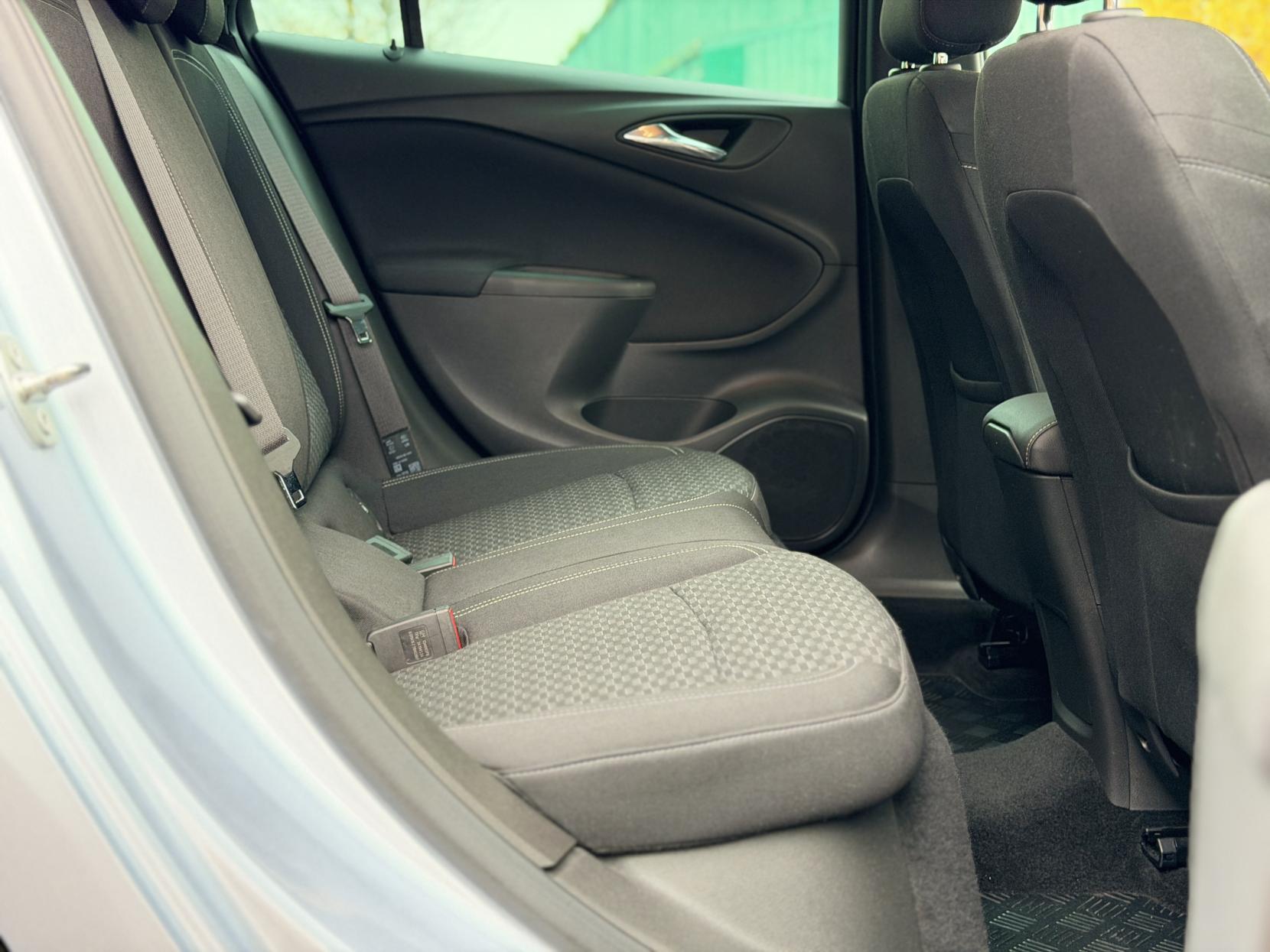 Vauxhall Astra 1.4i Turbo SRi Sports Tourer 5dr Petrol Manual Euro 6 (150 ps)