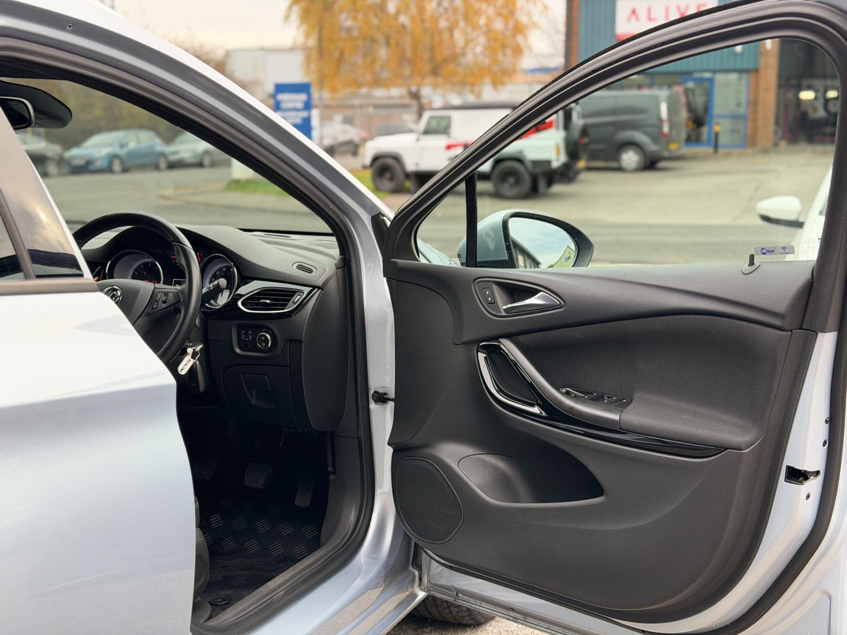 Vauxhall Astra 1.4i Turbo SRi Sports Tourer 5dr Petrol Manual Euro 6 (150 ps)