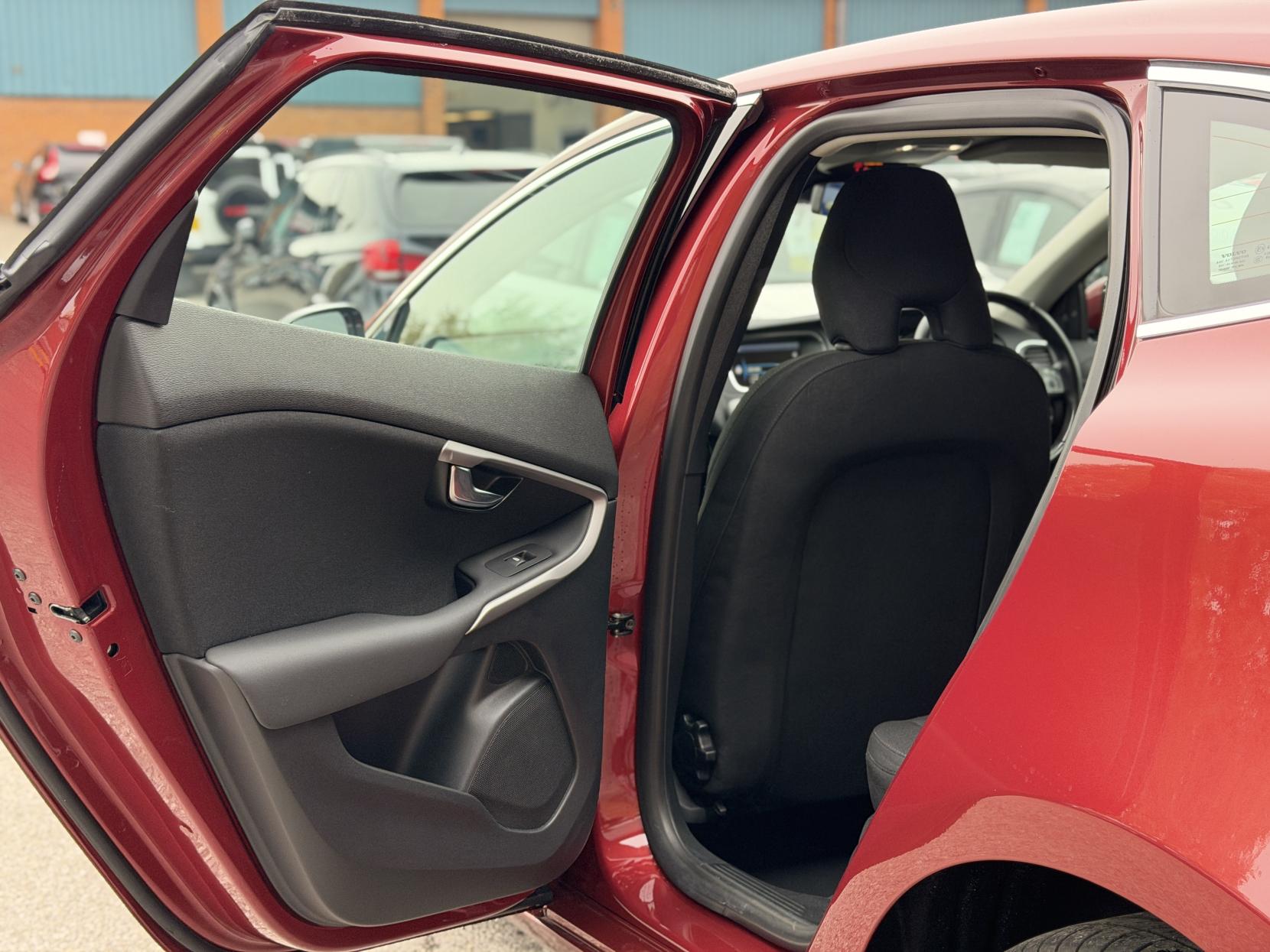 Volvo V40 1.6 T4 SE Hatchback 5dr Petrol Powershift Euro 5 (s/s) (180 ps)