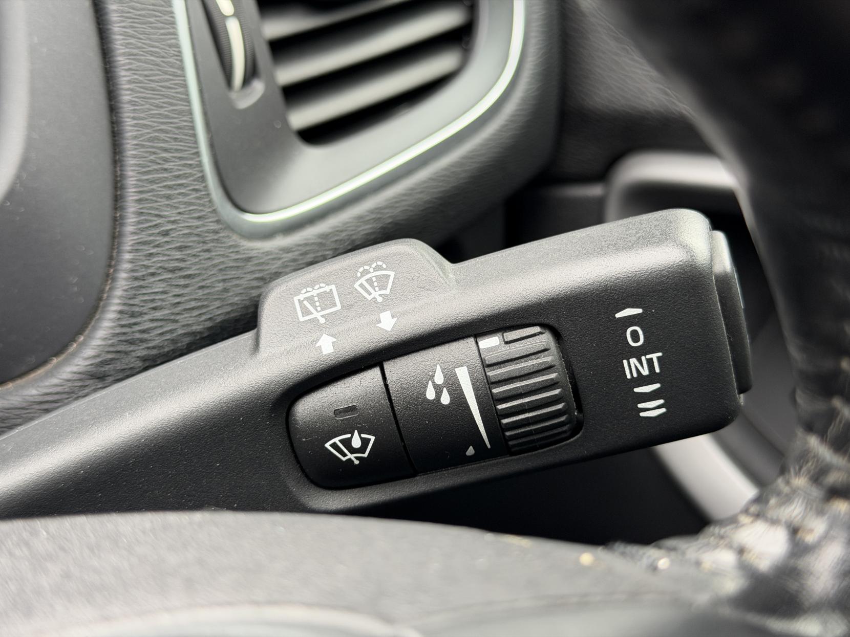 Volvo V40 1.6 T4 SE Hatchback 5dr Petrol Powershift Euro 5 (s/s) (180 ps)