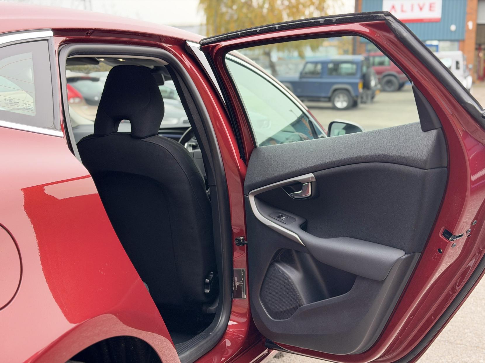 Volvo V40 1.6 T4 SE Hatchback 5dr Petrol Powershift Euro 5 (s/s) (180 ps)