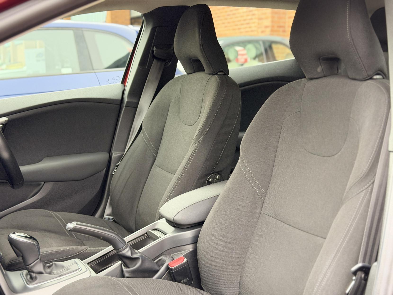 Volvo V40 1.6 T4 SE Hatchback 5dr Petrol Powershift Euro 5 (s/s) (180 ps)