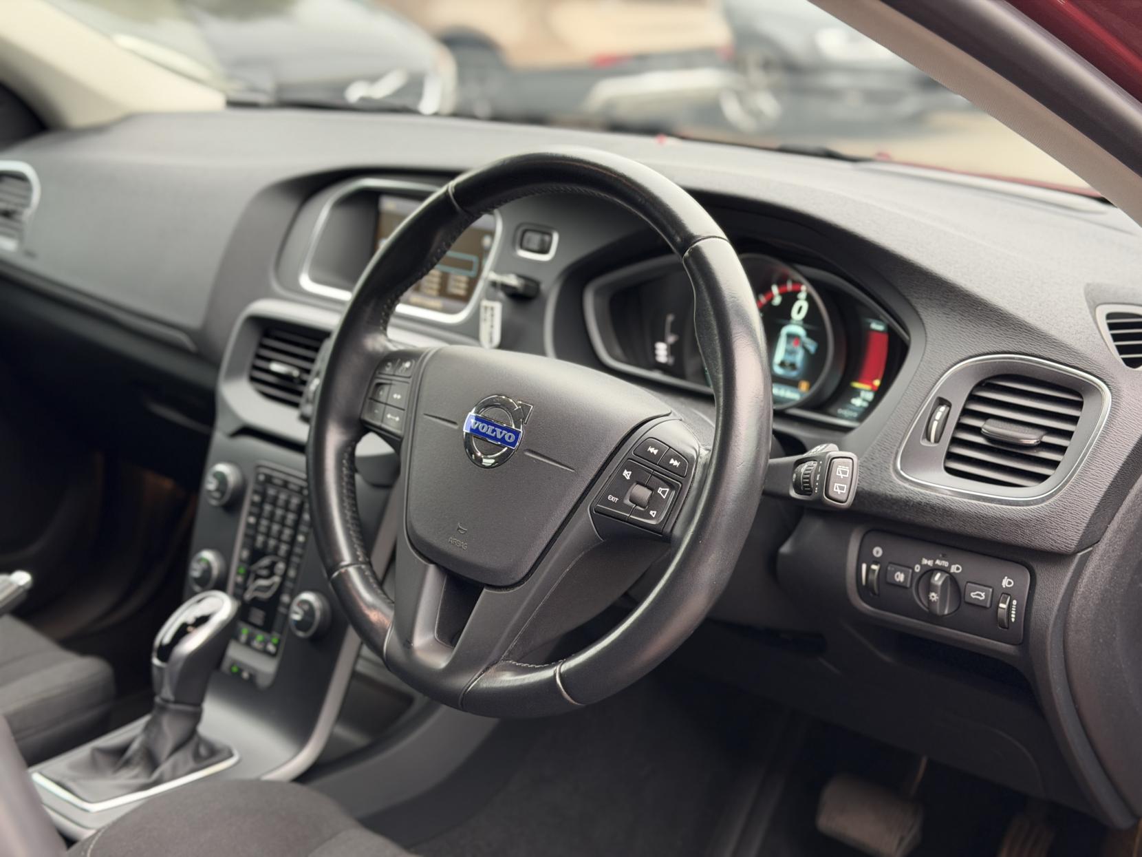 Volvo V40 1.6 T4 SE Hatchback 5dr Petrol Powershift Euro 5 (s/s) (180 ps)