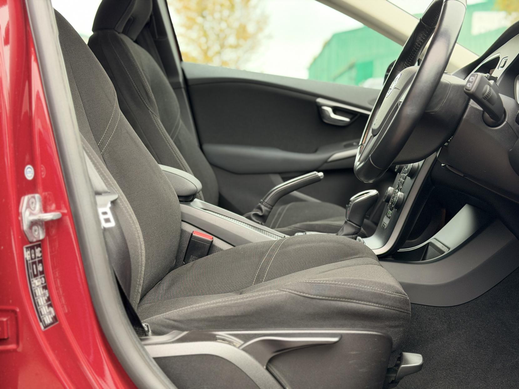 Volvo V40 1.6 T4 SE Hatchback 5dr Petrol Powershift Euro 5 (s/s) (180 ps)