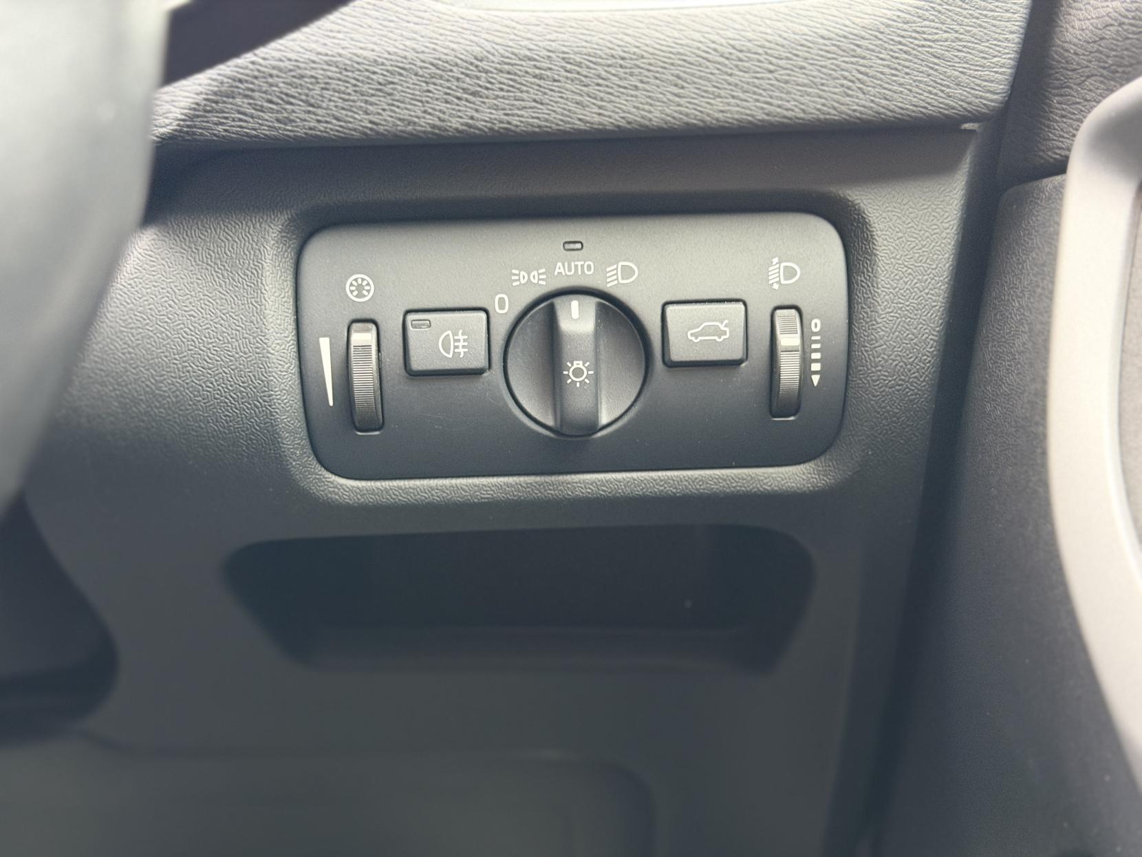 Volvo V40 1.6 T4 SE Hatchback 5dr Petrol Powershift Euro 5 (s/s) (180 ps)