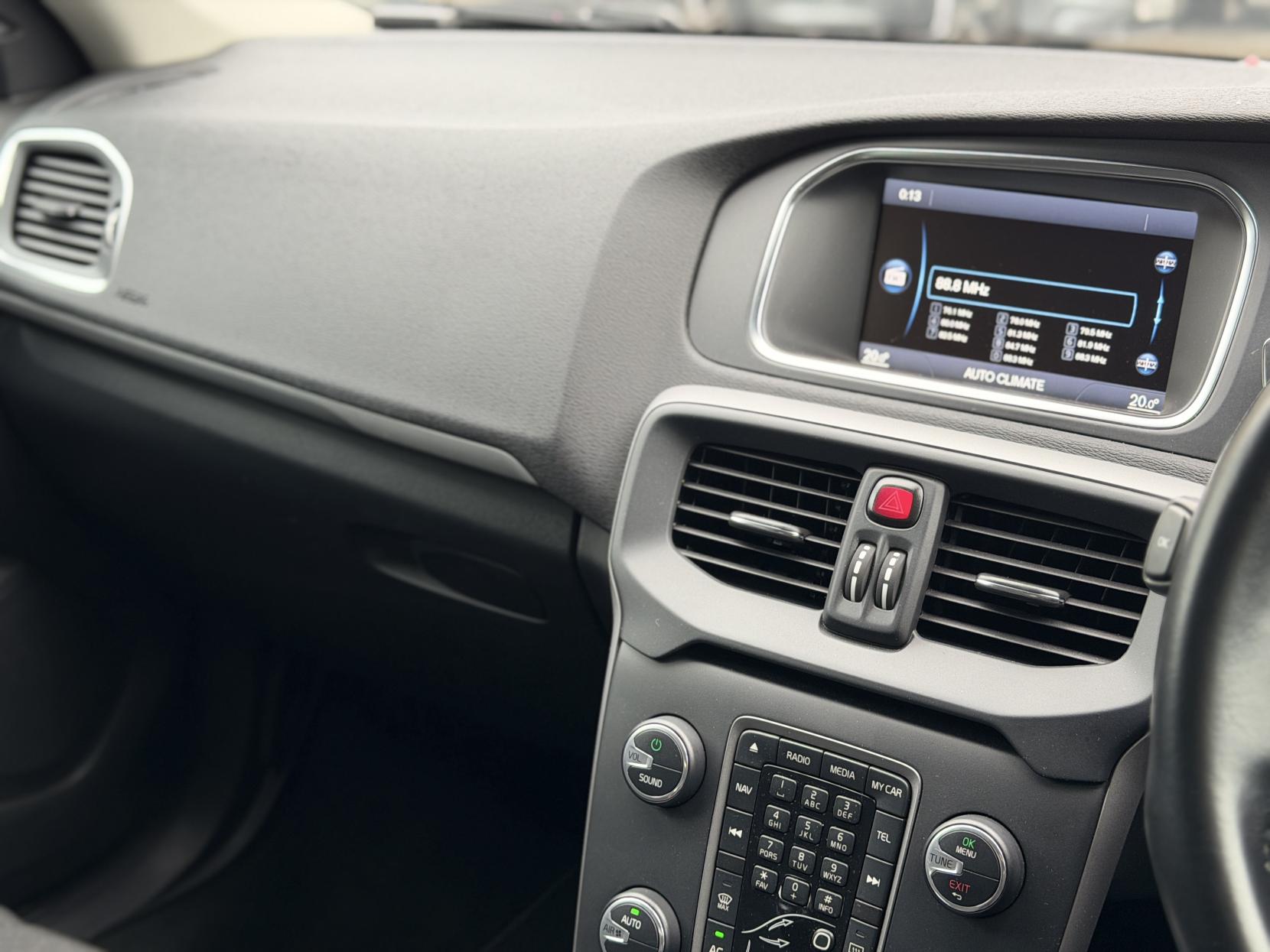 Volvo V40 1.6 T4 SE Hatchback 5dr Petrol Powershift Euro 5 (s/s) (180 ps)