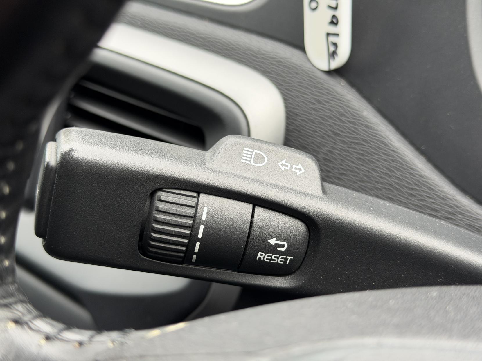 Volvo V40 1.6 T4 SE Hatchback 5dr Petrol Powershift Euro 5 (s/s) (180 ps)