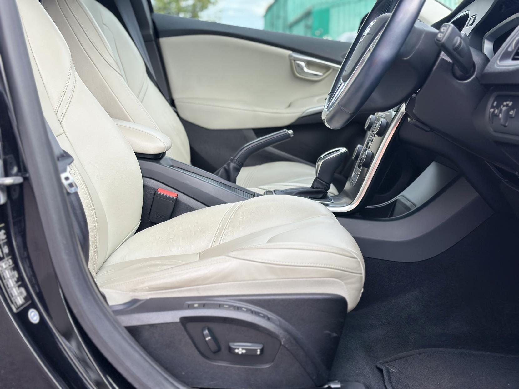 Volvo V40 1.6 T4 SE Lux Nav Hatchback 5dr Petrol Powershift Euro 5 (s/s) (180 ps)