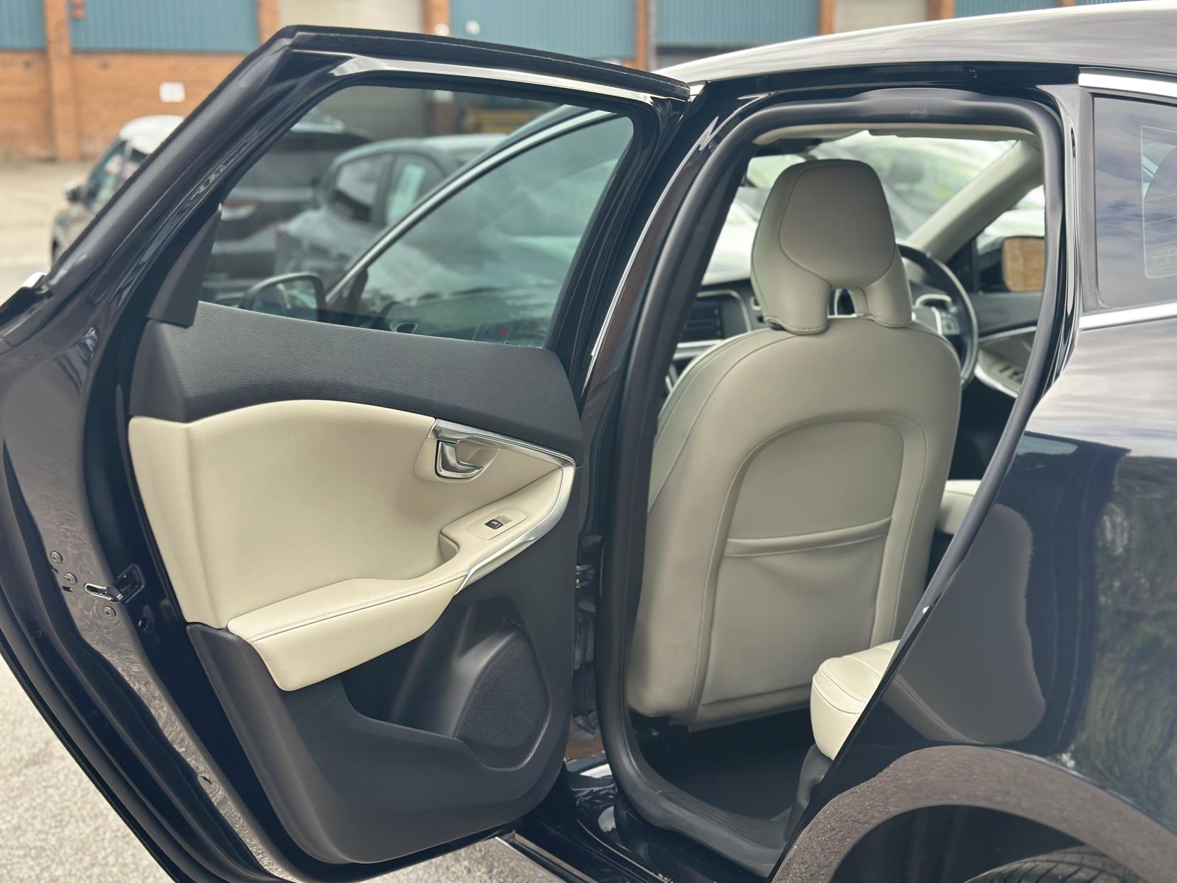 Volvo V40 1.6 T4 SE Lux Nav Hatchback 5dr Petrol Powershift Euro 5 (s/s) (180 ps)