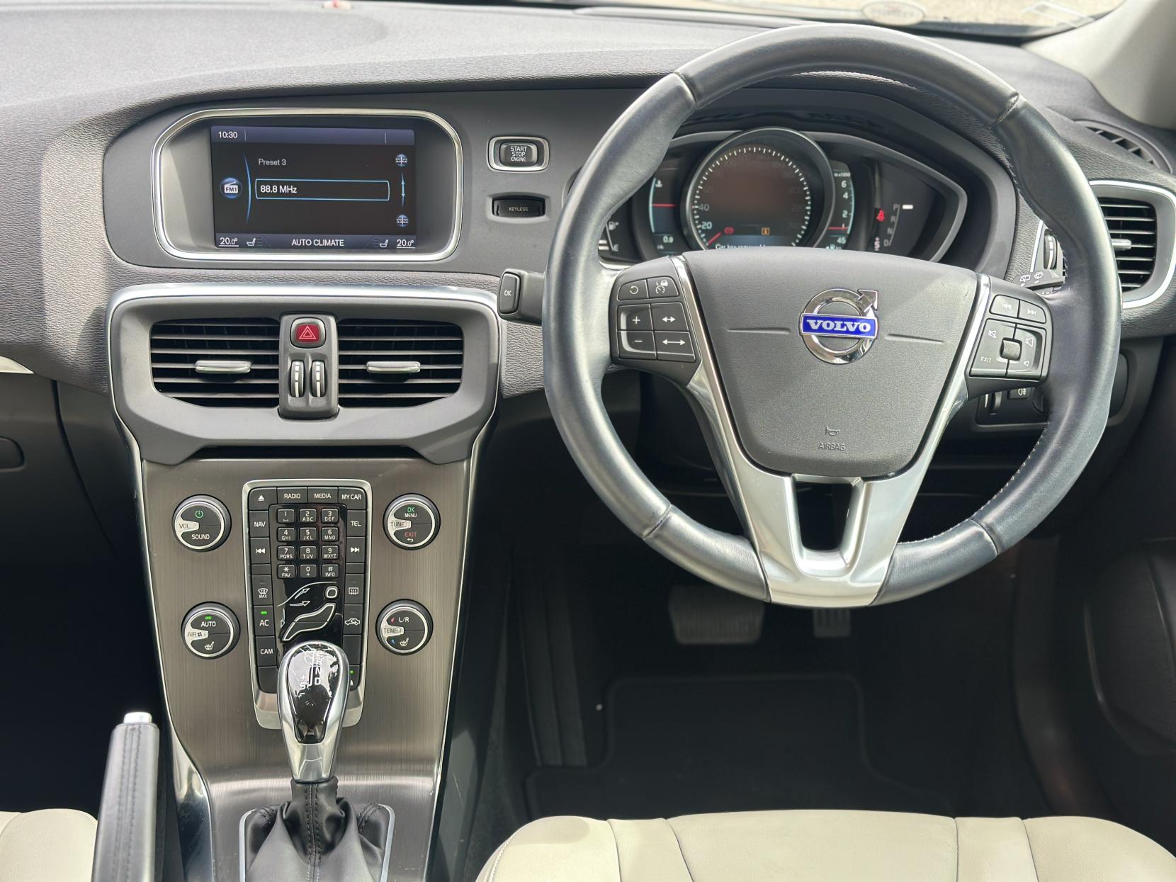 Volvo V40 1.6 T4 SE Lux Nav Hatchback 5dr Petrol Powershift Euro 5 (s/s) (180 ps)