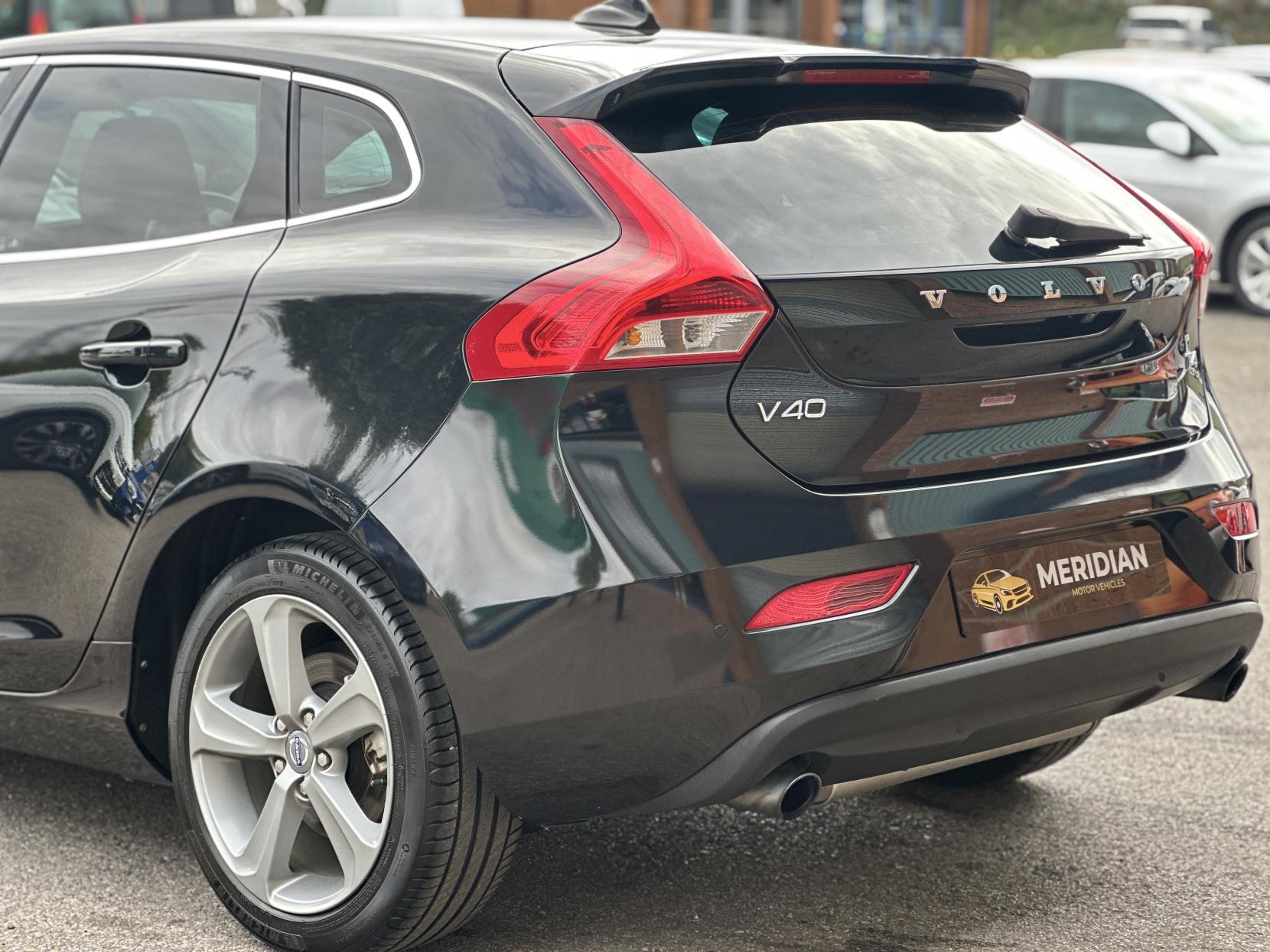 Volvo V40 1.6 T4 SE Lux Nav Hatchback 5dr Petrol Powershift Euro 5 (s/s) (180 ps)