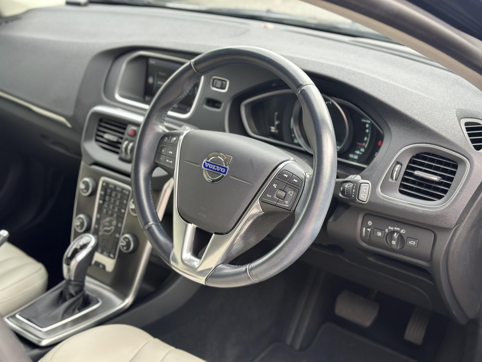 Volvo V40 1.6 T4 SE Lux Nav Hatchback 5dr Petrol Powershift Euro 5 (s/s) (180 ps)