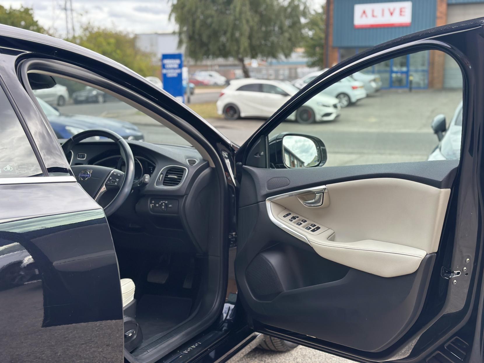 Volvo V40 1.6 T4 SE Lux Nav Hatchback 5dr Petrol Powershift Euro 5 (s/s) (180 ps)