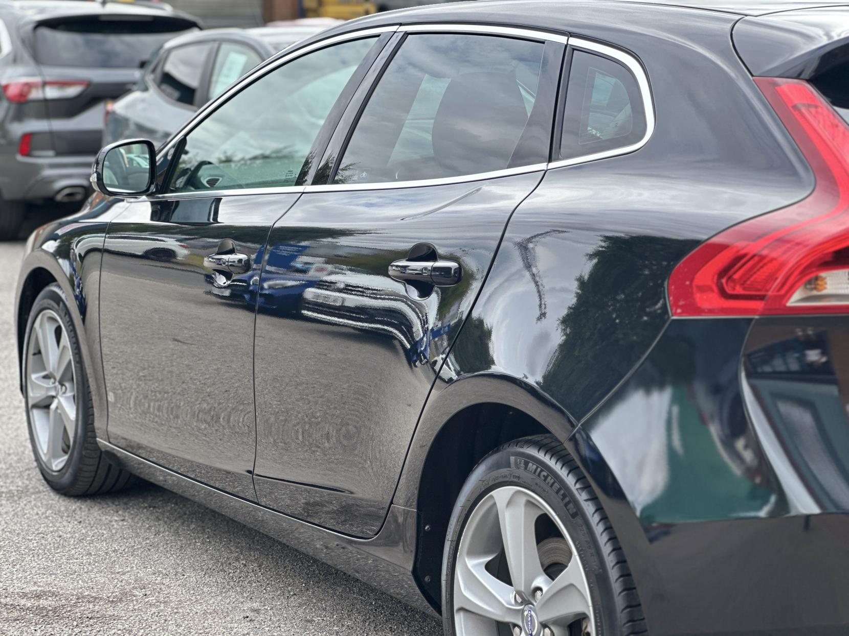 Volvo V40 1.6 T4 SE Lux Nav Hatchback 5dr Petrol Powershift Euro 5 (s/s) (180 ps)