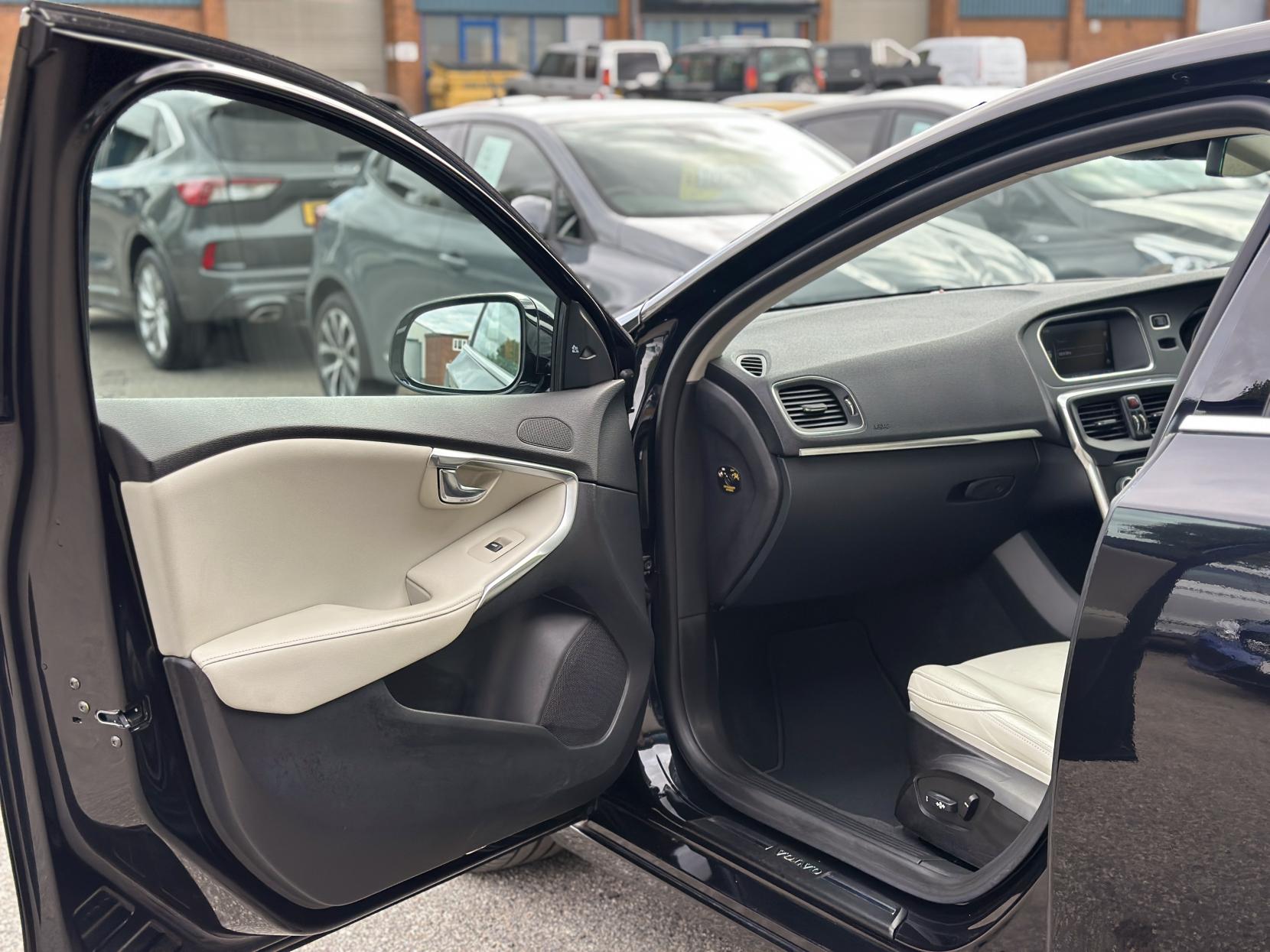 Volvo V40 1.6 T4 SE Lux Nav Hatchback 5dr Petrol Powershift Euro 5 (s/s) (180 ps)