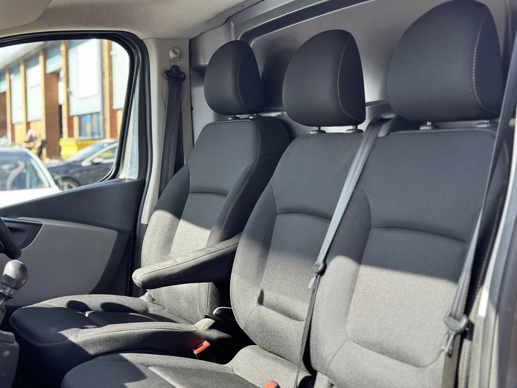 Renault Trafic 1.6 dCi 29 Business Panel Van 5dr Diesel Manual LWB Standard Roof Euro 5 (115 ps)