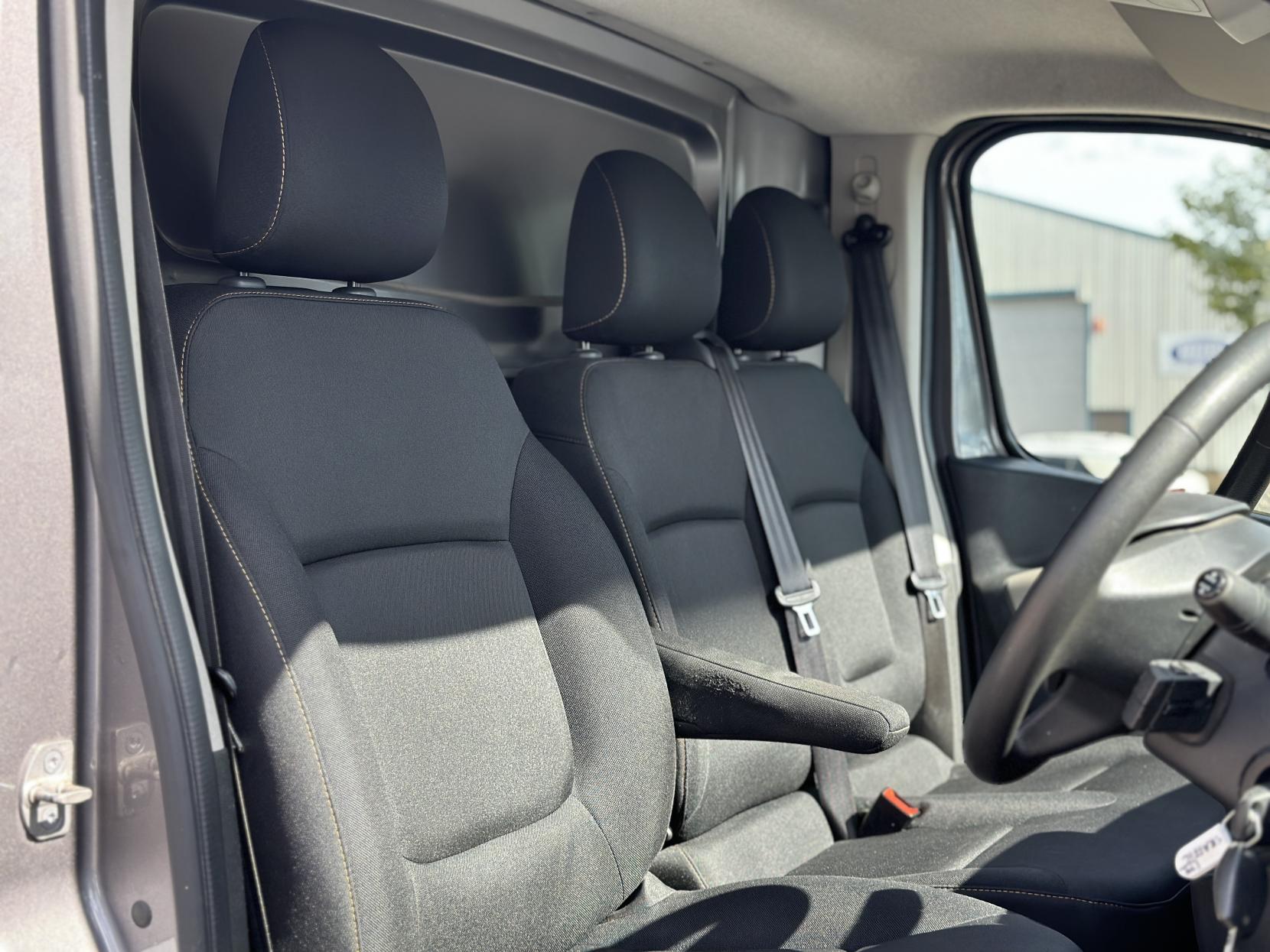 Renault Trafic 1.6 dCi 29 Business Panel Van 5dr Diesel Manual LWB Standard Roof Euro 5 (115 ps)