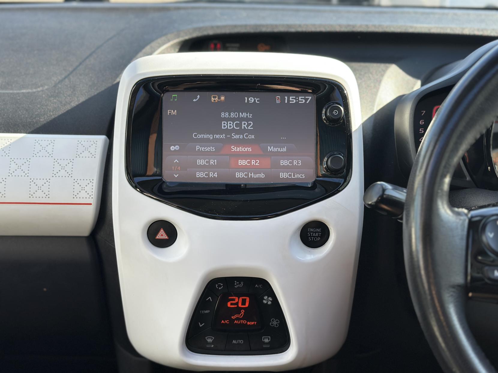 Peugeot 108 1.2 PureTech Roland Garros Top! 5dr Petrol Manual Euro 6 (82 ps)