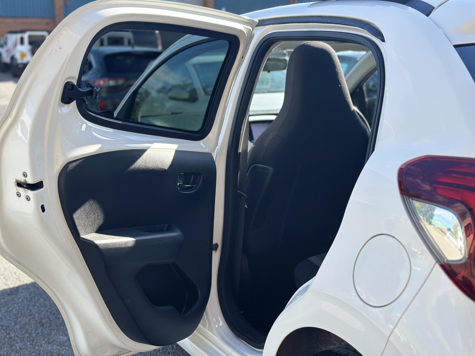 Peugeot 108 1.2 PureTech Roland Garros Top! 5dr Petrol Manual Euro 6 (82 ps)