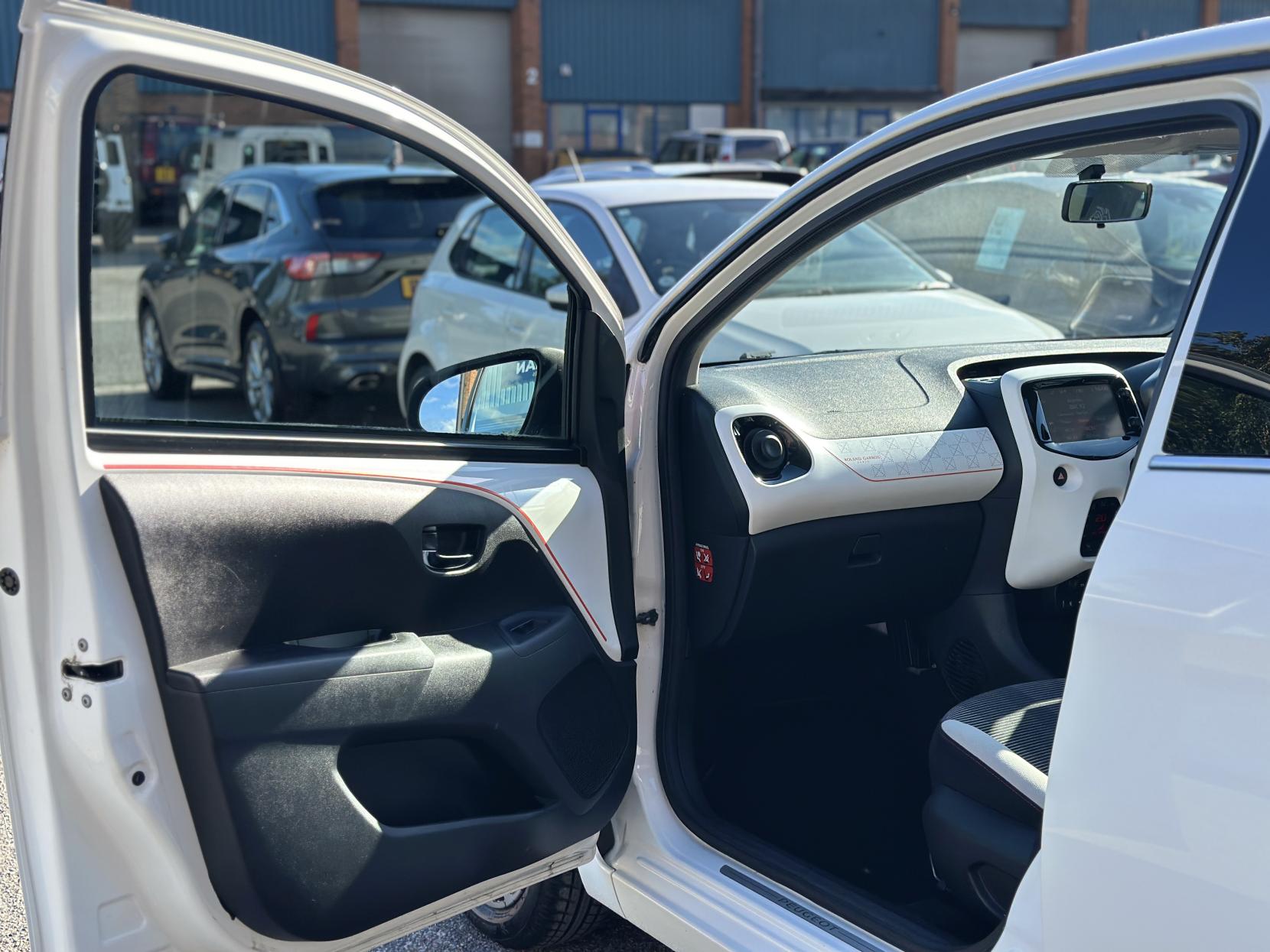 Peugeot 108 1.2 PureTech Roland Garros Top! 5dr Petrol Manual Euro 6 (82 ps)
