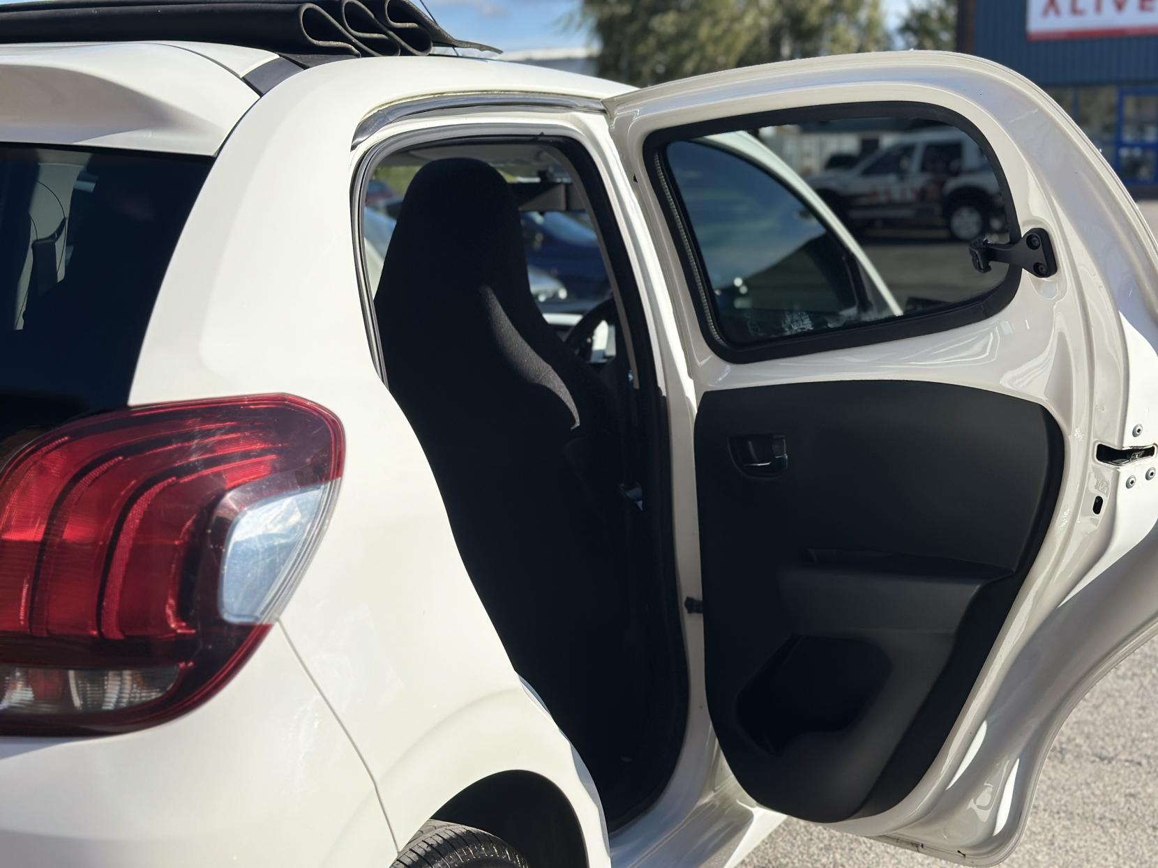 Peugeot 108 1.2 PureTech Roland Garros Top! 5dr Petrol Manual Euro 6 (82 ps)